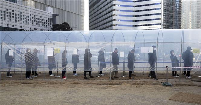 Người dân chờ lấy mẫu xét nghiệm Covid-19 tại Seoul, Hàn Quốc ngày 24-2-2022. Ảnh: THX/TTXVN
