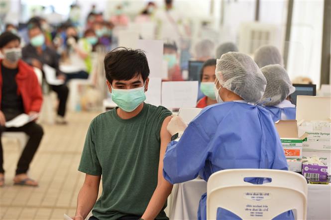 Nhân viên y tế tiêm vaccine phòng Covid-19 cho người dân tại Bangkok, Thái Lan ngày 23-2-2022. Ảnh: THX/TTXVN