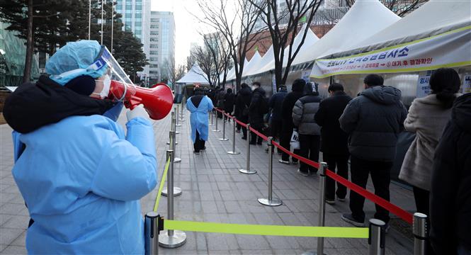 Người dân xếp hàng chờ xét nghiệm Covid-19 tại Seoul, Hàn Quốc, ngày 23-2-2022. Ảnh: THX/ TTXVN