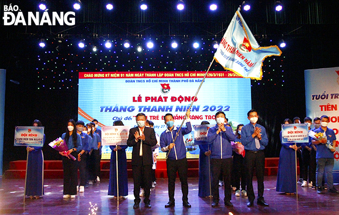 Mr Le Van Trung (first from the left in the front row), the Head of the Da Nang Peoples Committee’s Mass Mobilisation Commission attending the launching ceremony for the Youth Month 2022. Photo: Xuan Dung