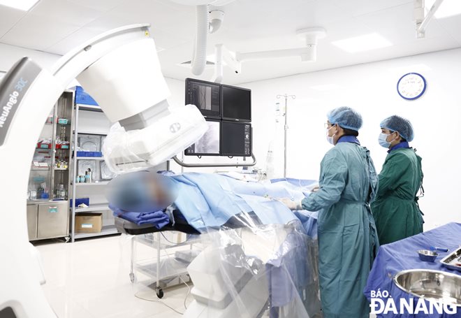 The doctors conduct coronary angiography and interventional procedure for the coronavirus –infected patient. Photo courtesy of the Da Nang Family General Hospital.