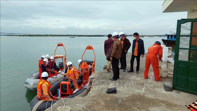 Lực lượng cứu hộ, cứu nạn tiếp tục triển khai công tác tìm kiếm người mất tích trong vụ chìm ca nô ở vùng biển Cửa Đại. Ảnh: Trần Tĩnh/TTXVN