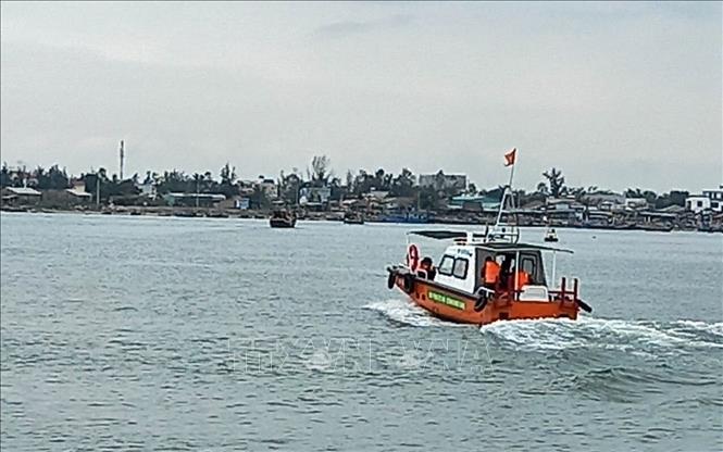 Tiếp tục tìm kiếm 2 nạn nhân còn mất tích trong vụ chìm ca nô du lịch tại vùng biển Cửa Đại. Ảnh: Trần Tĩnh/TTXVN