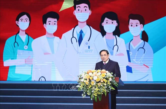 Thủ tướng Phạm Minh Chính phát biểu động viên, tôn vinh lực lượng ngành y tế. Ảnh: Dương Giang/TTXVN