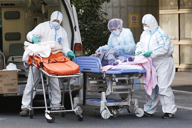 Nhân viên y tế chuyển bệnh nhân COVID-19 vào bệnh viện ở Tokyo, Nhật Bản ngày 1/2/2022. Ảnh: Kyodo/TTXVN