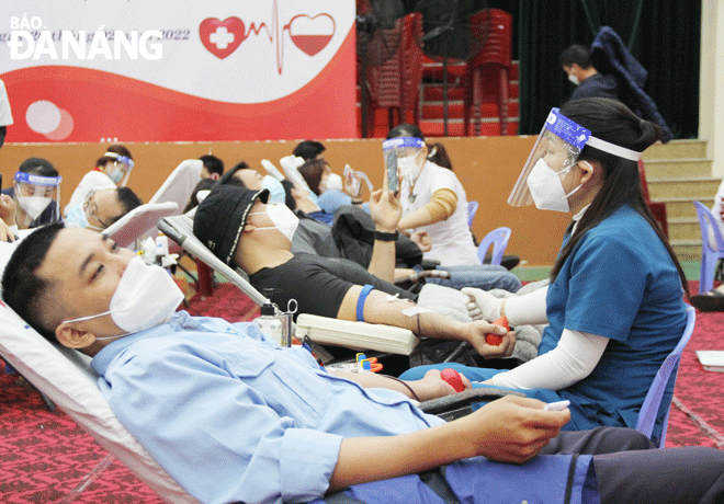 Cán bộ, công chức, đoàn viên Công đoàn Viên chức thành phố tham gia hiến máu tình nguyện sáng 26-2.Ảnh: LAM PHƯƠNG