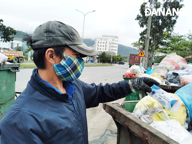 Workers collecting household waste in Tho Quang Ward discovered a SARS-CoV-2 rapid test kit with 2 visible lines mingled with household garbage at noon on February 23. Photo: HOANG HIEP