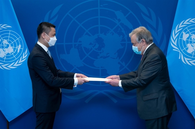 Ambassador Đặng Hoàng Giang, the newly-appointed Permanent Representative of Việt Nam to the United Nations, presenting his credentials to Secretary-General Antonio Guterres (right). — VNA/VNS Photo