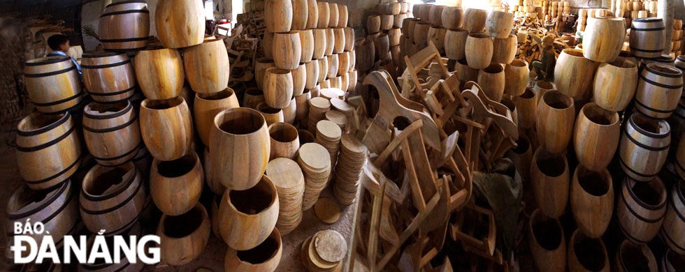 The making of wooden wine barrels