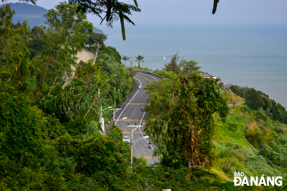 Son Tra Peninsula which boasts fantastic natural landscape attracts large numbers of locals and tourists, especially on weekends.