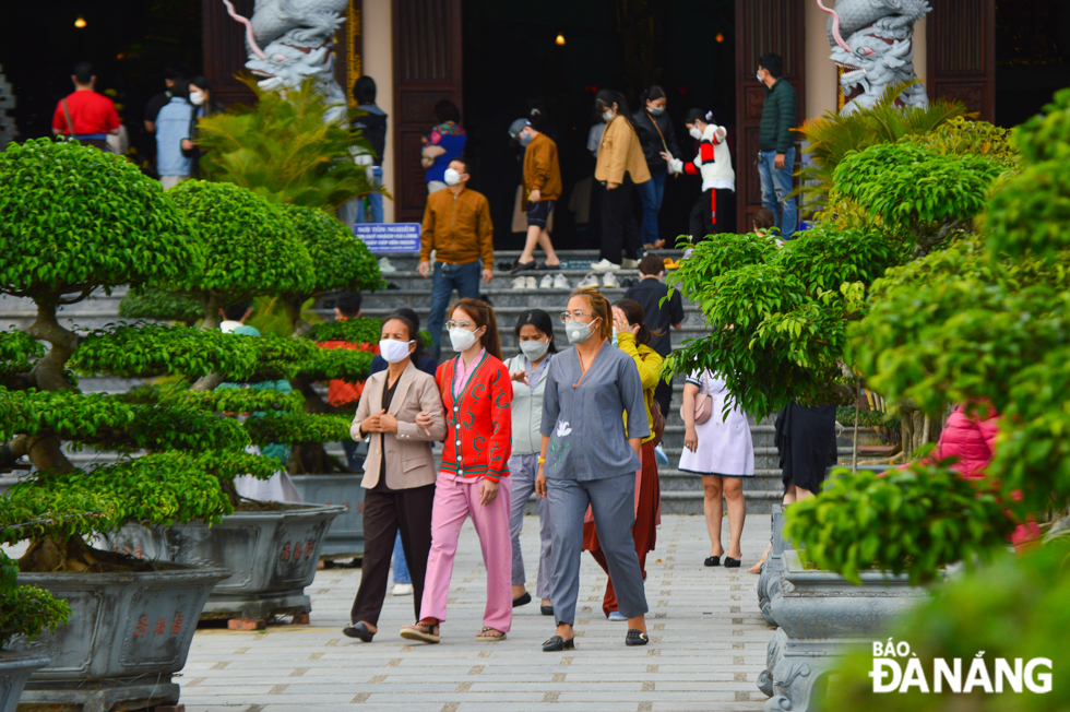 Visitors to the Linh Ung Pagoda are seen voluntary compliance with COVID-19 mitigation protocols.