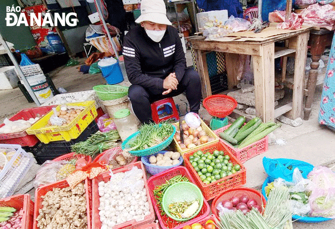 Such herbs for steam inhalation as lemongrass and lemon products are being sold at wet markets across Da Nang. Picture is taken at the Hoa Cam traditional market. Photo: THU HA