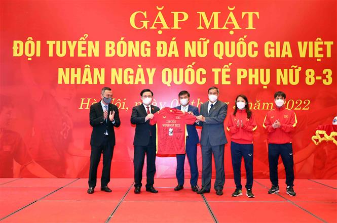 Chủ tịch Quốc hội Vương Đình Huệ chúc mừng đội tuyển bóng đá nữ quốc gia Việt Nam