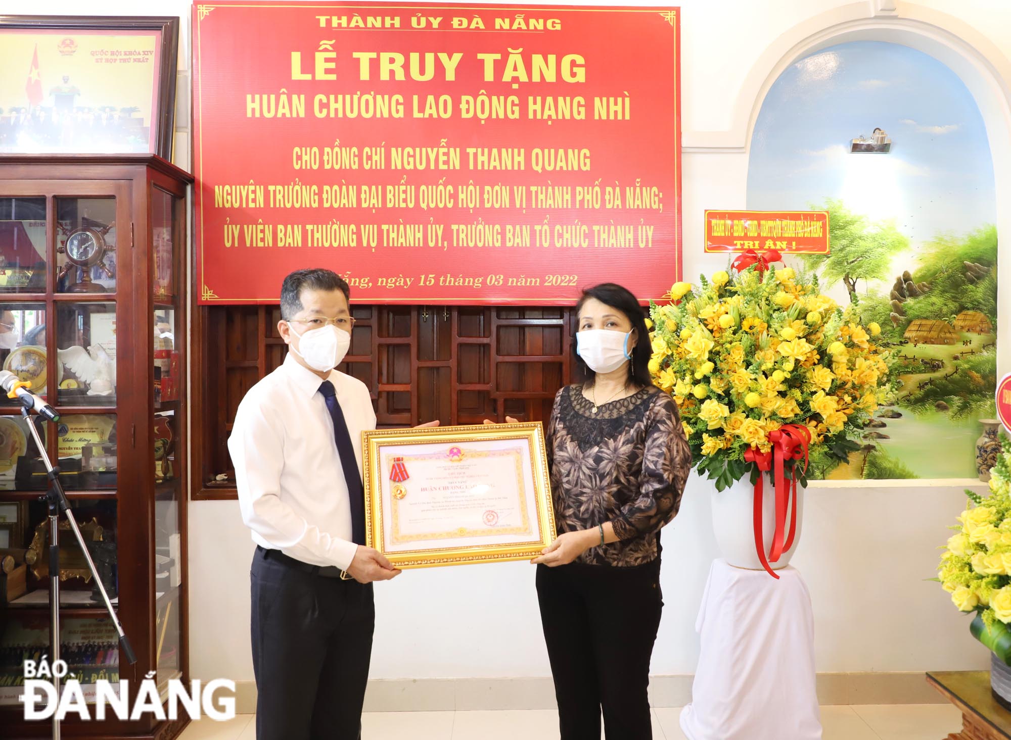Truy tặng Huân chương Lao động hạng Nhì cho đồng chí Nguyễn Thanh Quang, nguyên Trưởng ban Tổ chức Thành ủy