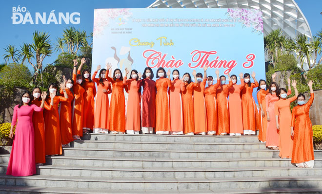 Cán bộ, hội viên Hội Liên hiệp Phụ nữ thành phố trình diễn vẻ đẹp áo dài Việt Nam. Ảnh: LÊ VĂN THƠM