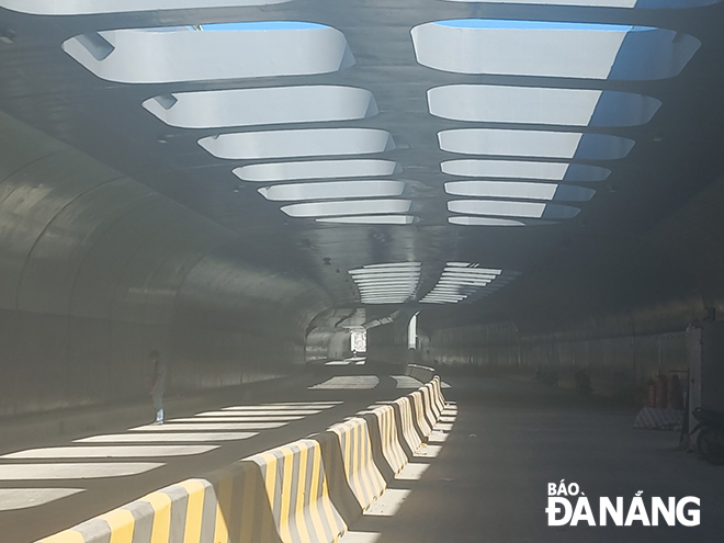 Ấn tượng tại công trình là phương tiện giao thông khi lưu thông theo hướng Đông Tây (cầu Trần Thị Lý- Duy Tân) sẽ đi vào hầm chui dài 900 mét, hầm có các ô cửa trời để lấy sáng tự nhiên vào đường hầm. Ảnh: TRIỆU TÙNG