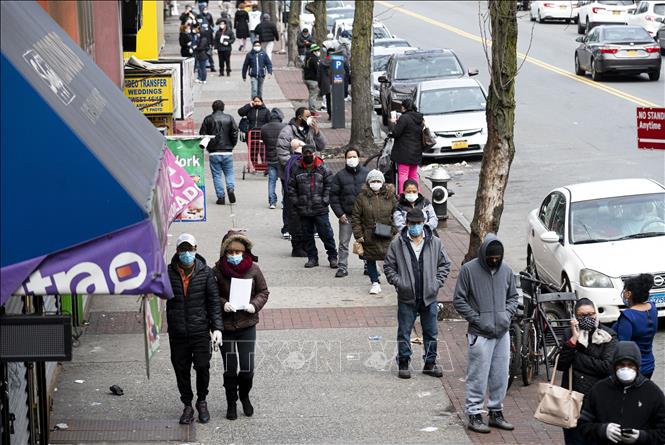 Người dân trên phố ở New York, Mỹ. Ảnh: AFP/TTXVN