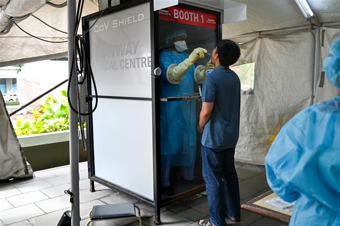 Nhân viên y tế lấy mẫu xét nghiệm COVID-19 cho người dân tại Kuala Lumpur, Malaysia ngày 25/2/2022. Ảnh: THX/TTXVN