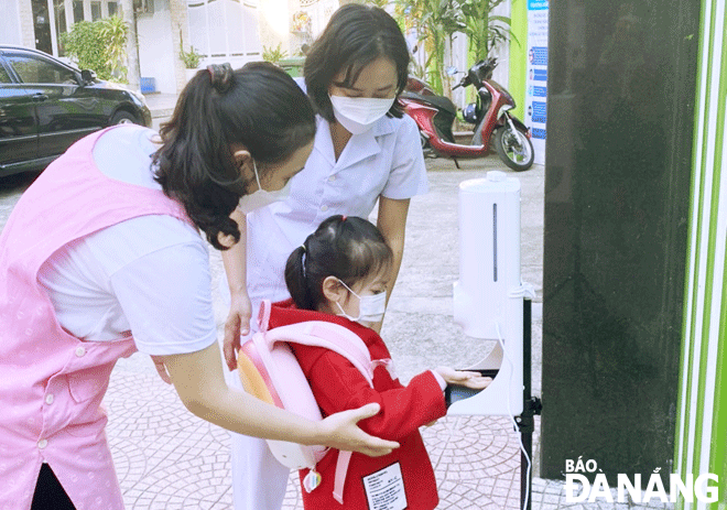 Trường Mầm non Bình Minh (quận Hải Châu) đón trẻ sáng 1-3. Ảnh: NGỌC HÀ