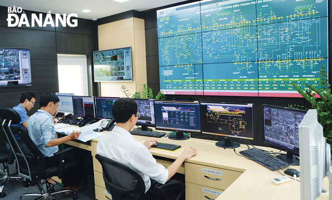 Monitoring and operating the smart grid at Da Nang Power System Control Center (photo taken at the beginning of April 2021). Photo: KHANH HOA 