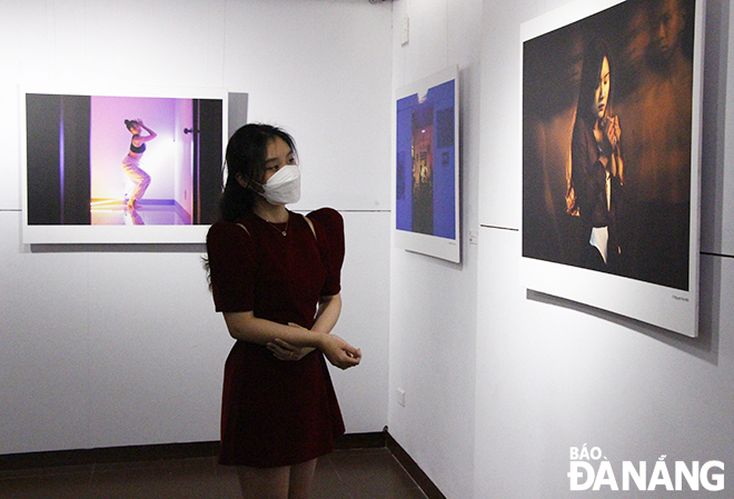  Da Nang locals and visitors take a look at photos at the exhibition. Photo: Xuan Dung