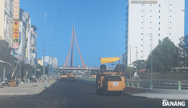 Workers do the cleanups of the construction site in preparation for the entire project’s inauguration. Photo: TRIEU TUNG