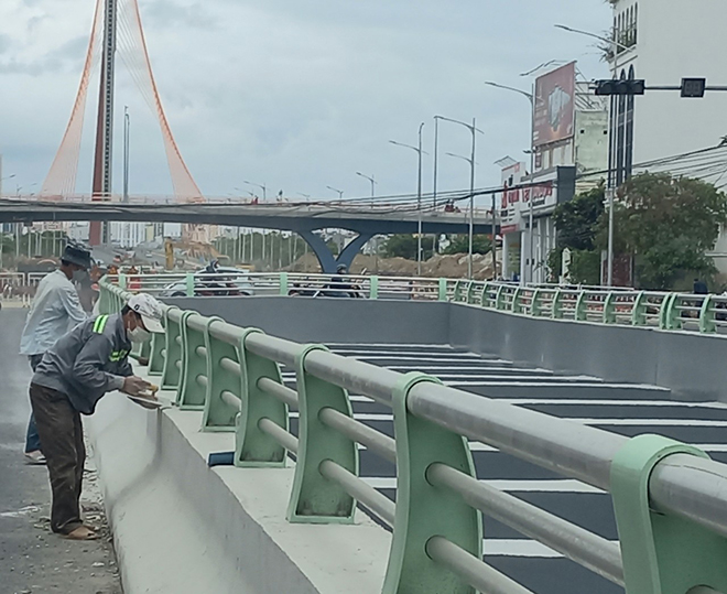 The asphalting of the road surface is underway. Photo: TRIEU TUNG