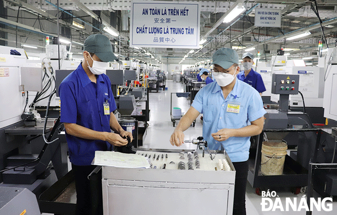 Enterprises take the initiative in COVID-19 prevention and control plans to stabilize production. Workers are seen at the Daiwa Viet Nam Co., Ltd. Photo: KHANH HOA