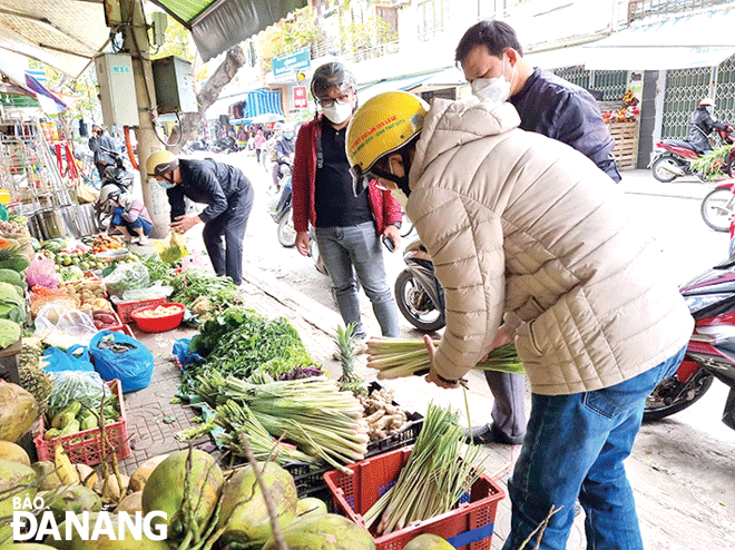 Local residents rush to buy lemongrass, lemon, ginger, garlic for steam inhalation for COVID-19 prevention and treatment. Photo: PHAN CHUNG