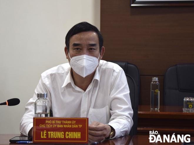 Chủ tịch UBND thành phố Lê Trung Chinh phát biểu tại phiên họp. Ảnh: T. HUY