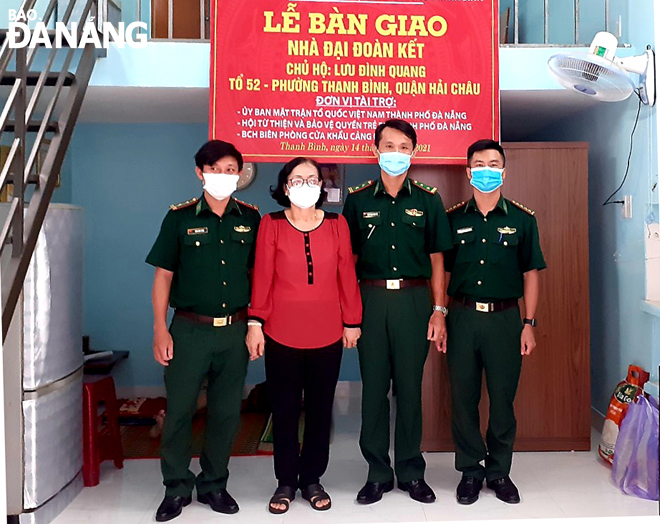 Đại diện Bộ đội Biên phòng thành phố tại buổi lễ trao nhà đại đoàn kết cho người dân ở quận Hải Châu.