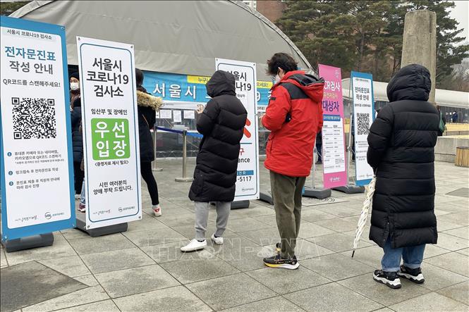 Người dân xếp hàng khai báo thông tin y tế chờ xét nghiệm Covid-19 tại tại một điểm xét nghiệm lưu động của quận Sodaemun. Ảnh: Anh Nguyên - PV TTXVN tại Hàn Quốc.