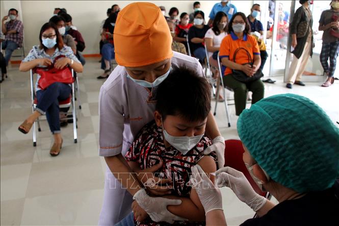 Nhân viên y tế tiêm vaccine phòng Covid-19 cho trẻ em tại Surakarta, Trung Java, Indonesia, ngày 18-2-2022. Ảnh: THX/TTXVN