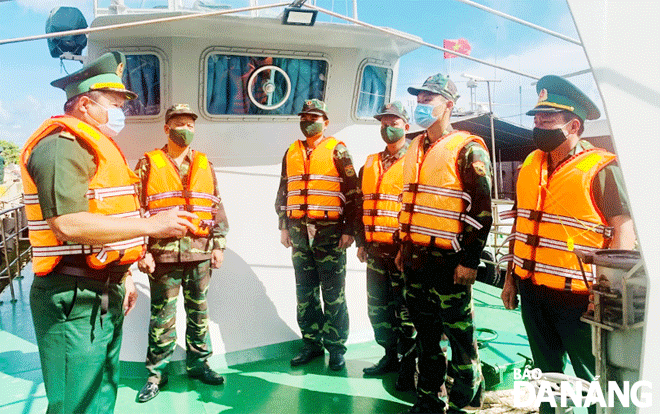 Đại tá Trần Công Thành (bìa trái) chỉ đạo cán bộ, chiến sĩ Hải đội Biên phòng 2 thực hiện nhiệm vụ tuần tra, bảo vệ chủ quyền, an ninh trật tự trên biển. Ảnh: B.V	