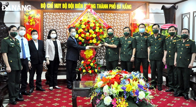 Bí thư Thành ủy Nguyễn Văn Quảng (thứ 5, trái sang) tặng hoa chúc mừng Đảng ủy, Bộ Chỉ huy BĐBP thành phố. Ảnh: LÊ HÙNG