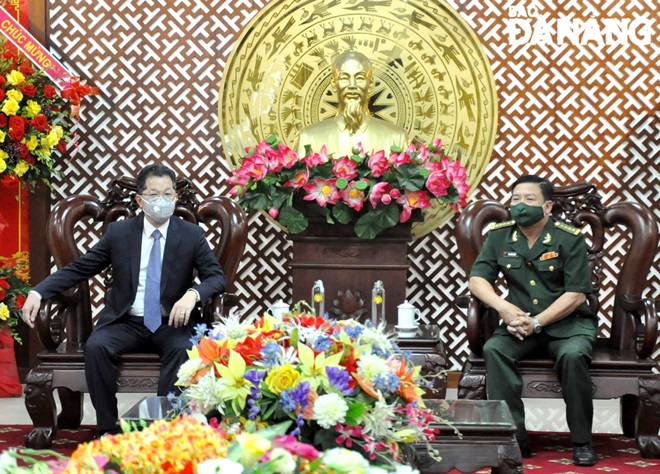 Da Nang Party Committee Secretary Nguyen Van Quang (left) visits the municipal Border Guard Command, March 3, 2022. Photo: LE HUNG