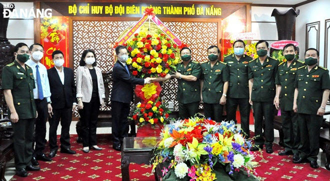  Da Nang Party Committee Secretary Nguyen Van Quang (5th, left) presents a congratulatory bouquet to the municipal Border Guard Command. Photo: LE HUNG