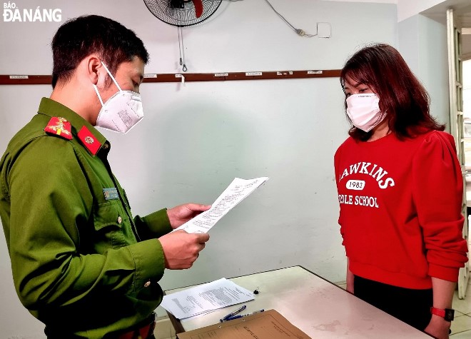 The Da Nang police institute legal proceedings against Nguyen Thi Anh (right). Photo: L.H