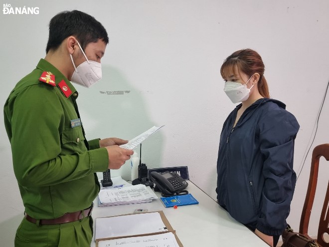  The Da Nang police prosecute Le Thi Binh (right) for her wrong deeds. Photo: L.H Photo: L.H