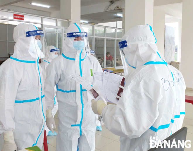 Despite the challenges doctors and nurses in Da Nang encounter, they are exerting every effort to help the city control the spread of COVID-19 and protect the health of local people. Photo: XUAN SON