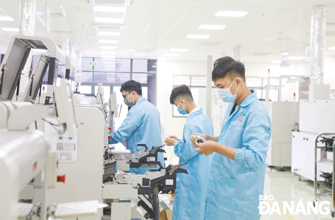 Các sở, ban, ngành đẩy nhanh tốc độ triển khai chính sách hỗ trợ người lao động. TRONG ẢNH: Sản xuất tại Công ty CP Trung Nam Electronics Manufacturing Services (Trungnam EMS) tại Khu Công nghệ cao, huyện Hòa Vang. Ảnh: M.QUẾ