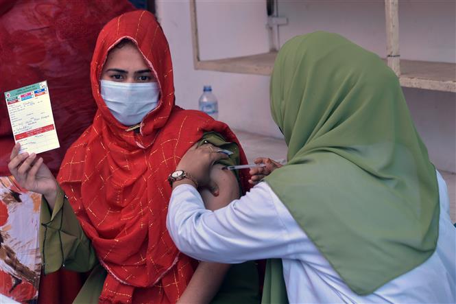 Nhân viên y tế tiêm vaccine phòng COVID-19 cho người dân tại Dhaka, Bangladesh, ngày 26/2/2022. Ảnh: THX/ TTXVN