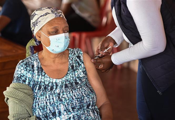 Tiêm vaccine ngừa COVID-19 tại Gaborone, Botswana. Ảnh: THX/TTXVN