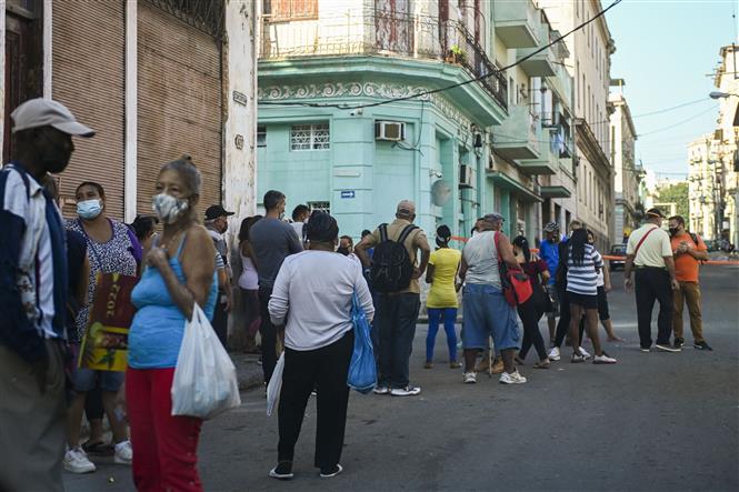 Người dân xếp hàng chờ mua thực phẩm tại La Habana, Cuba, ngày 6/1/2022. Ảnh: AFP/TTXVN