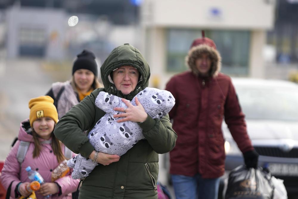 Một gia đình Ukraine đến khu vực biên giới ở Medyka, Ba Lan ngày 2-3. Ảnh: AP