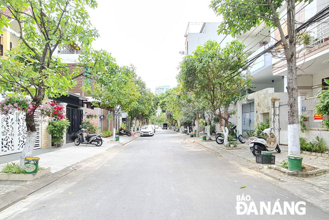 Đoạn đường Ngô Thế Vinh, thuộc khu dân cư 40 (phường Hòa Thuận Tây, quận Hải Châu) sạch sẽ, rợp bóng mát cây xanh với vỉa hè thông thoáng. Ảnh: MAI HIỀN