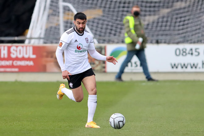 Mazhiar Kouhyar trong màu áo CLB Hereford United. Ảnh: Hereford Times
