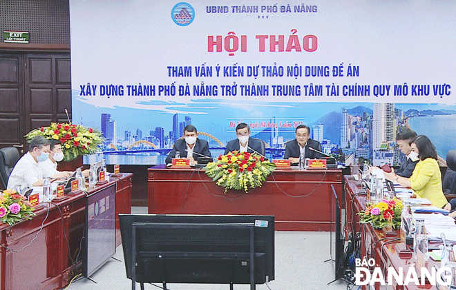 UBND thành phố tổ chức hội thảo Tham vấn ý kiến dự thảo nội dung Đề án xây dựng Đà Nẵng trở thành trung tâm tài chính quy mô khu vực ngày 4-3. Ảnh: M.QUẾ