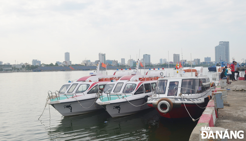 Some means of transporting passengers by inland waterways. Photo: THU HA