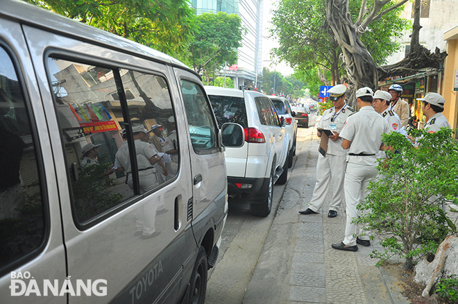 Hai Chau district functional forces check parking acts on Tran Phu Street. Photo: THANH LAN